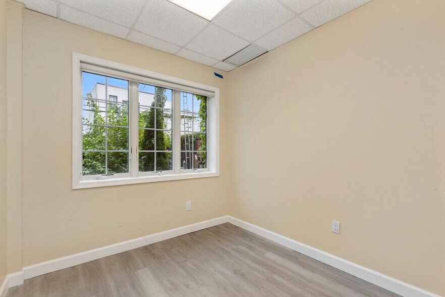 More Photos Of 2717 Crescent St, Astoria Medical For Lease