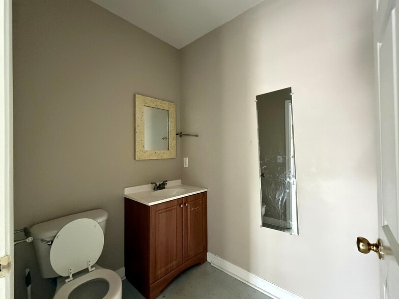 More Photos Of 117 Park Rd, Lexington Showroom For Sale