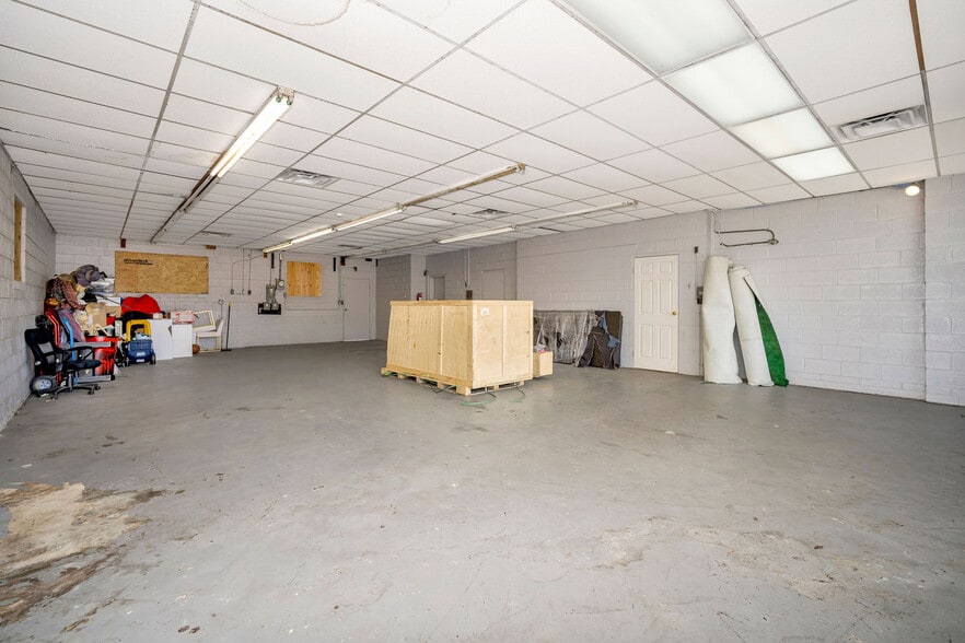 More Photos Of 2198 Losantiville Ave, Cincinnati Storefront Retail Office For Lease