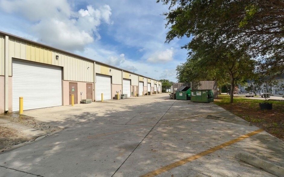 More Photos Of 2427 Porter Lake Dr, Sarasota Flex For Sale