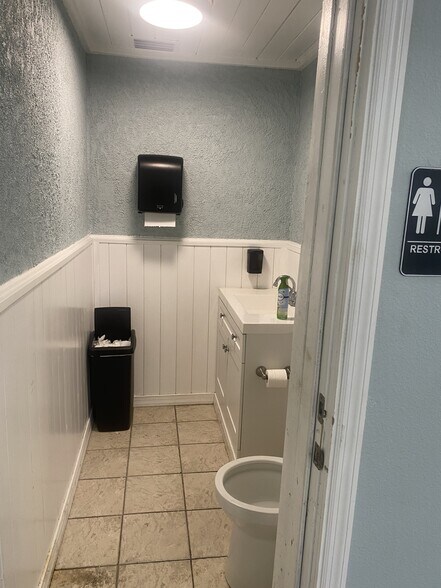 More Photos Of 1502 Alt 19, Palm Harbor Unknown For Lease