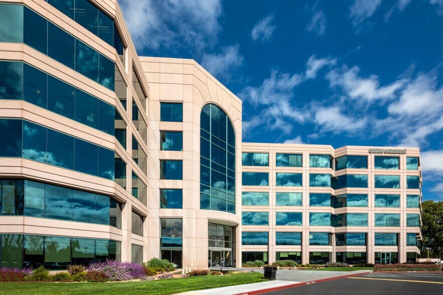 More Photos Of 555 Twin Dolphin Dr, Redwood City Office For Lease