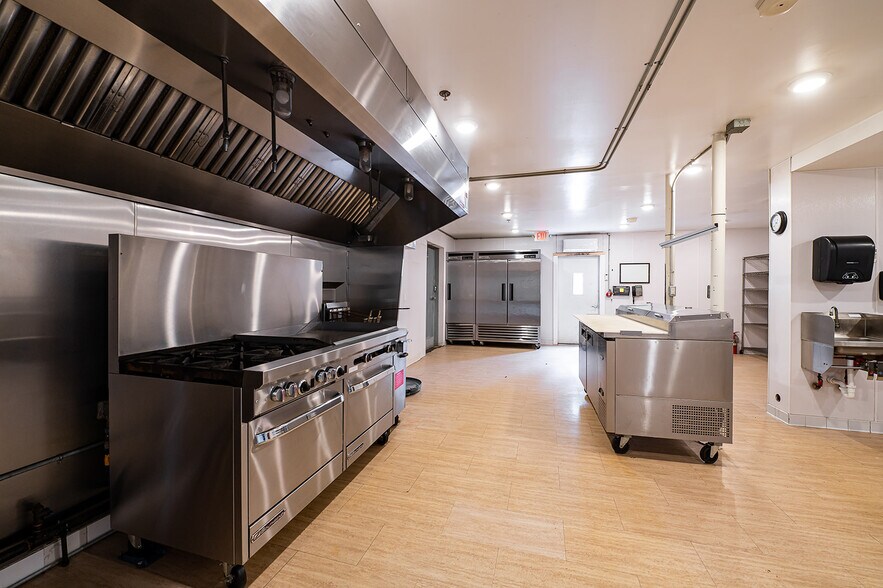 More Photos Of 461 Munson Ave, Traverse City Hotel For Sale