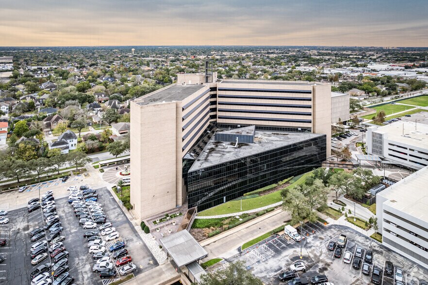 More Photos Of 4800 Fournace Pl, Bellaire Office For Lease