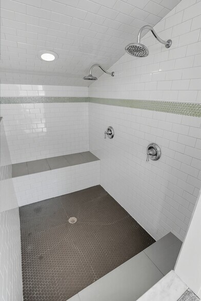 More Photos Of 924 S Main St, Broken Arrow Showroom For Sale