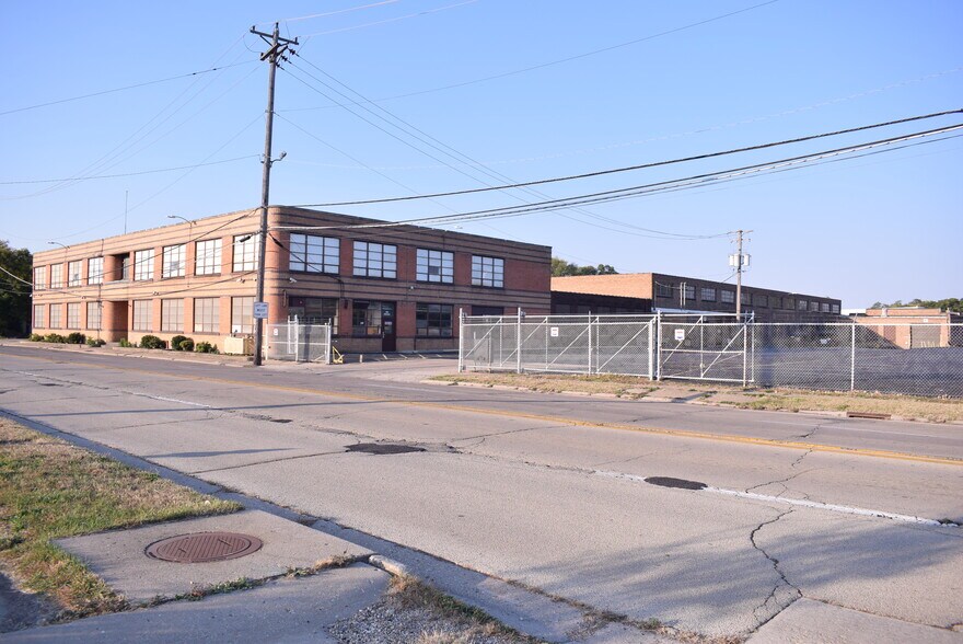 More Photos Of 2501 9th St, Rockford Warehouse For Sale