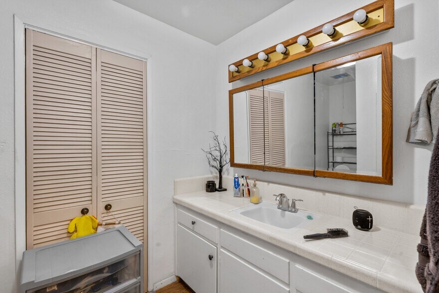 More Photos Of 7614 Mason Ave, Winnetka Multifamily For Sale
