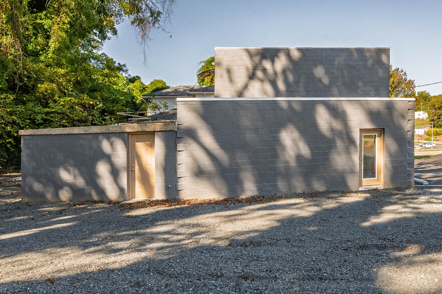 More Photos Of 600 Memorial Blvd, Martinsville Flex For Lease