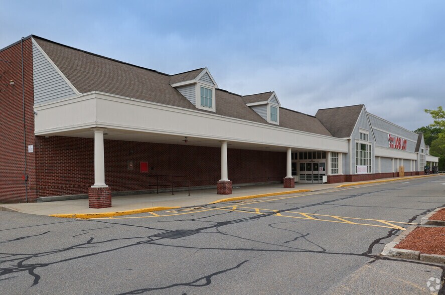 More Photos Of 97 Main St, North Reading Supermarket For Sale