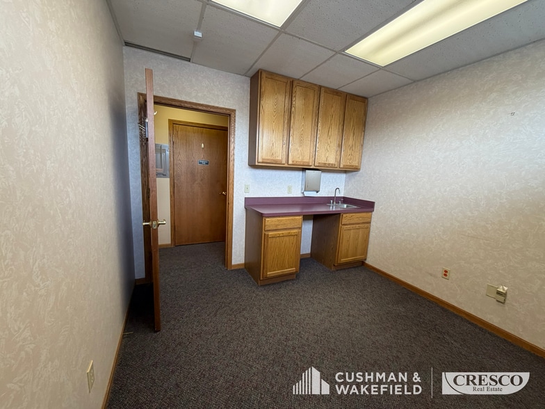 More Photos Of 5311 Meadow Lane Ct, Sheffield Village Office For Sale