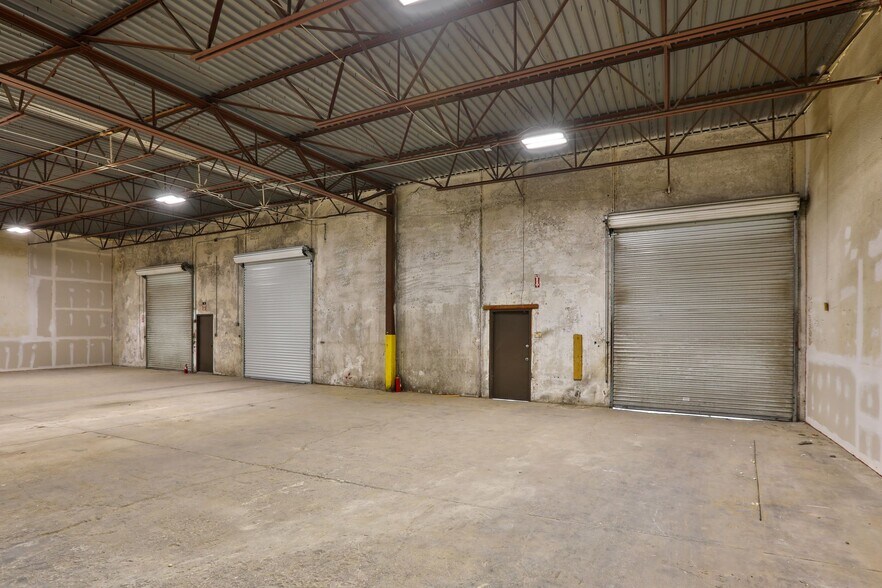 More Photos Of 4727-4751 Center Park Blvd, San Antonio Manufacturing For Lease