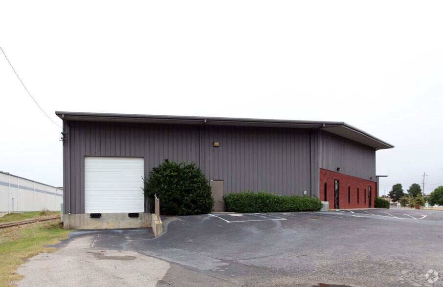 More Photos Of 4800 S Medenhall Rd, Memphis Warehouse For Lease