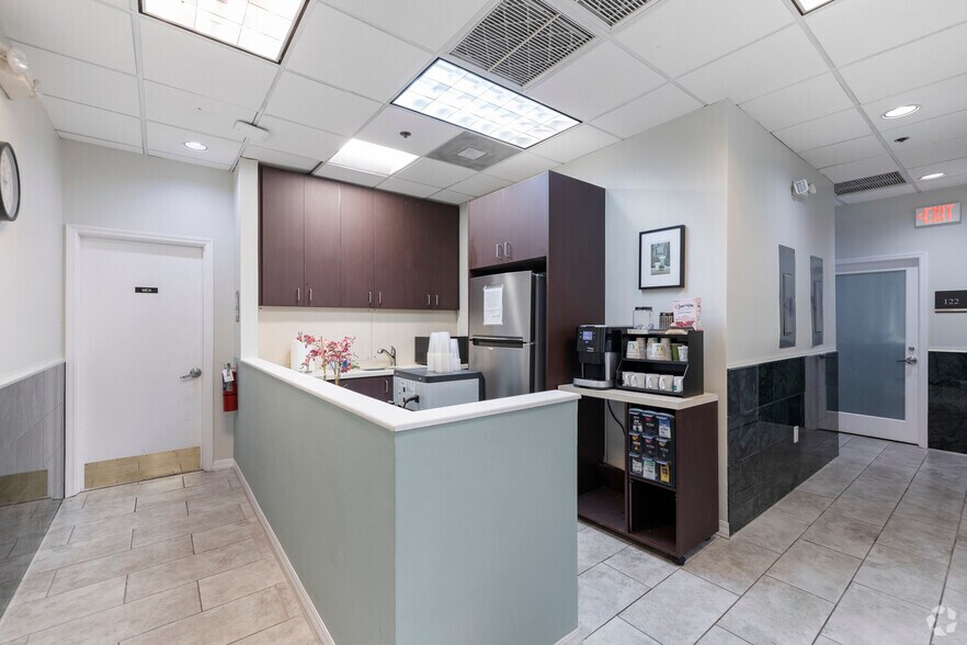 More Photos Of 10 Fairway Dr, Deerfield Beach Office For Lease