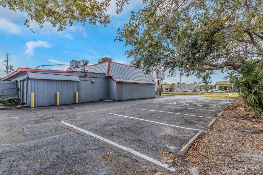 More Photos Of 2901 Tyrone Blvd, Saint Petersburg Restaurant For Sale