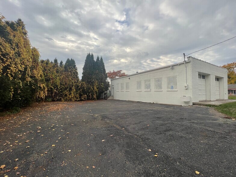 Primary Photo Of 556 Auburn Ave, Pontiac Light Manufacturing For Lease