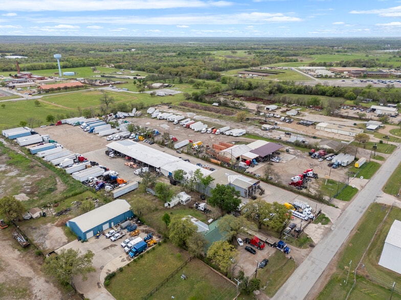 More Photos Of 303-A W Simonds, Seagoville Manufacturing For Sale