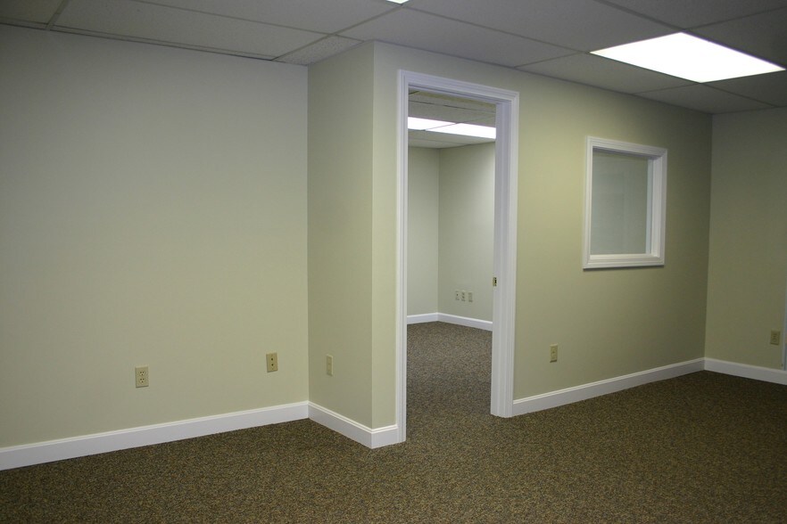 More Photos Of 12 Parmenter Rd, Londonderry Medical For Lease