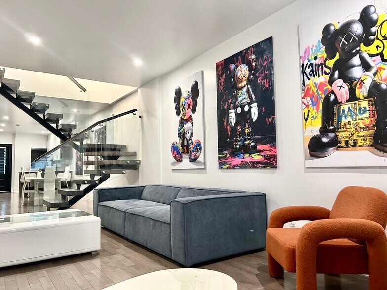 More Photos Of 211 Rue de la Commune O, Montréal Storefront Retail Residential For Sale