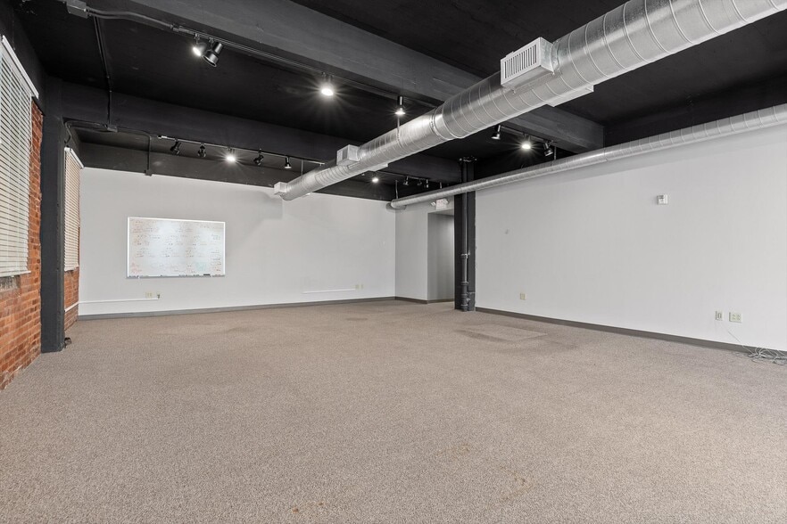 More Photos Of 407 Broad St, Chattanooga General Retail For Lease