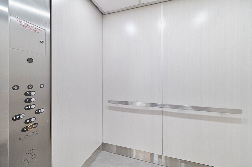 More Photos Of 2075 W 1st St, Fort Myers Office For Lease