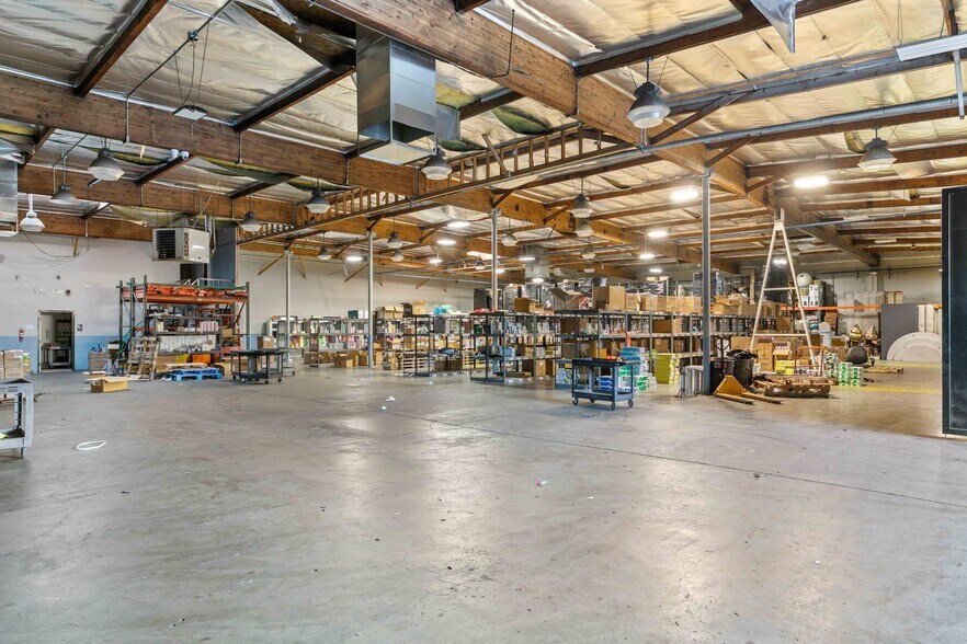 More Photos Of 9362 Eton Ave, Chatsworth Warehouse For Lease