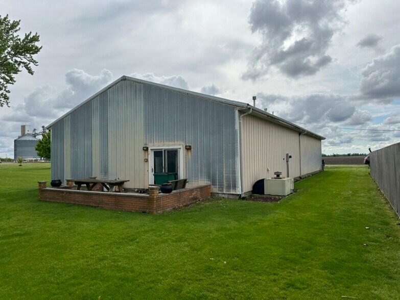 More Photos Of 907 N Hemlock St, Le Roy Warehouse For Sale