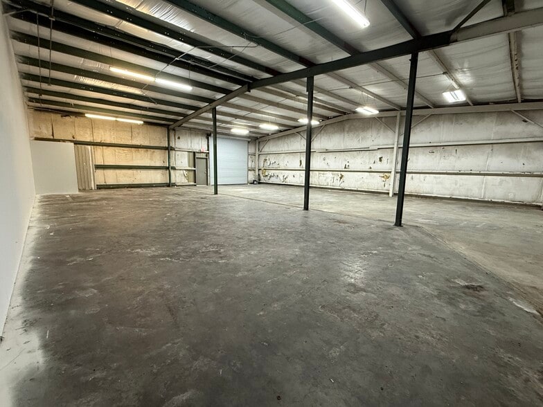 More Photos Of 11881 N 44th St, Clearwater Warehouse For Lease