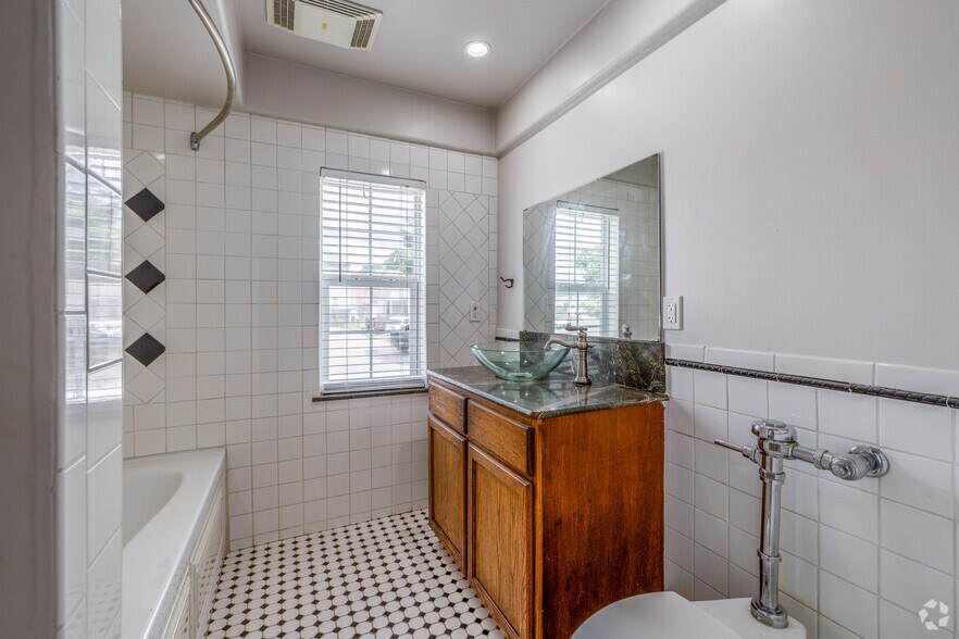 More Photos Of 24 E 17th St, Tulsa Apartments For Sale