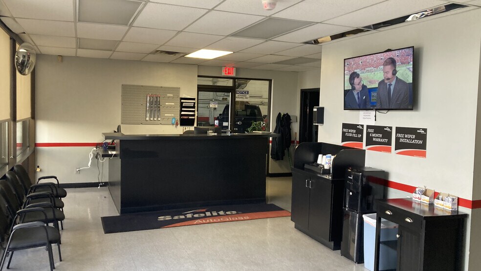 More Photos Of 1650 S Beltline Hwy, Mobile Showroom For Sale