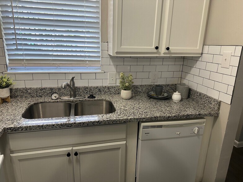 More Photos Of 1101 E Main St, League City Apartments For Sale