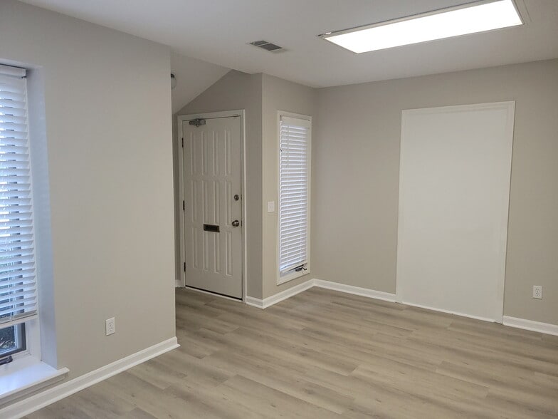 More Photos Of 5734 Windsor Dr, Columbus Office For Lease