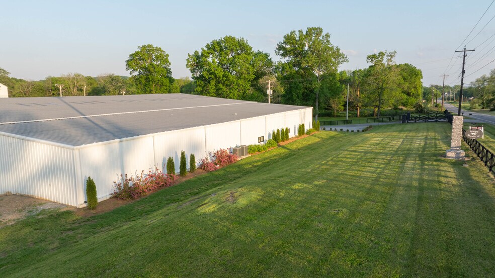 More Photos Of 5830 Highway 231 S, Castalian Springs Showroom For Sale