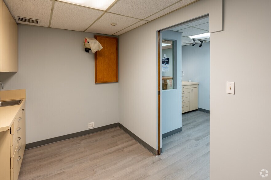 More Photos Of 1496-1498 1st Ave, New York Apartments For Lease