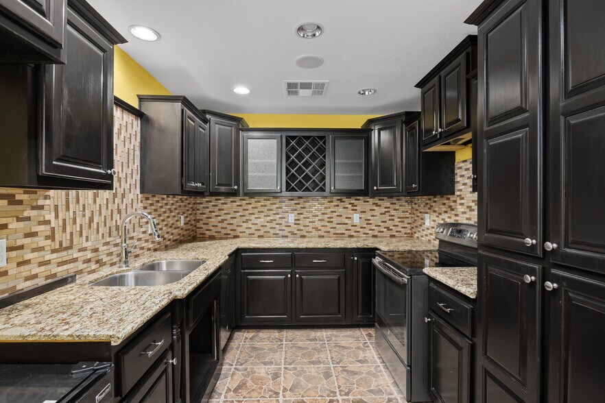 More Photos Of 814 Jackson St, Bakersfield Warehouse For Lease