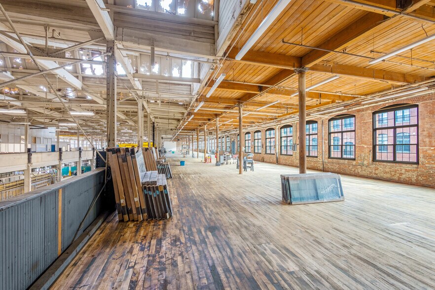 More Photos Of 1 Westinghouse Plz, Hyde Park Light Distribution For Sale