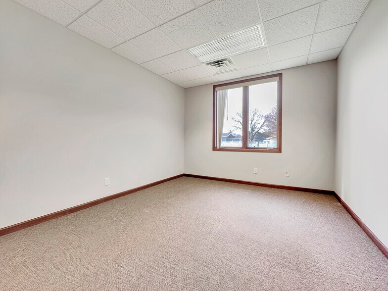 More Photos Of 808 4th St NE, Hampton Office For Sale
