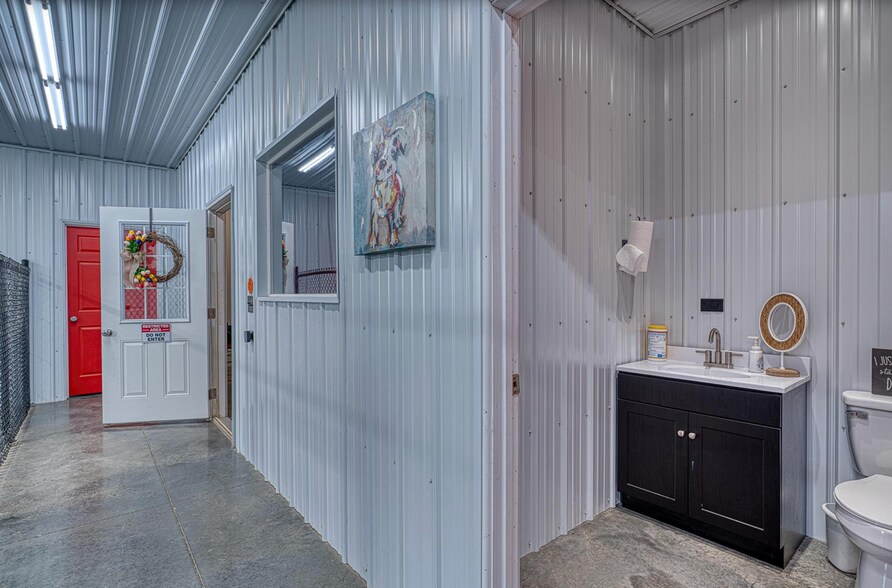 More Photos Of 1601 ST RTE 56E STATE ROUTE 56E, Morganfield Veterinarian Kennel For Sale