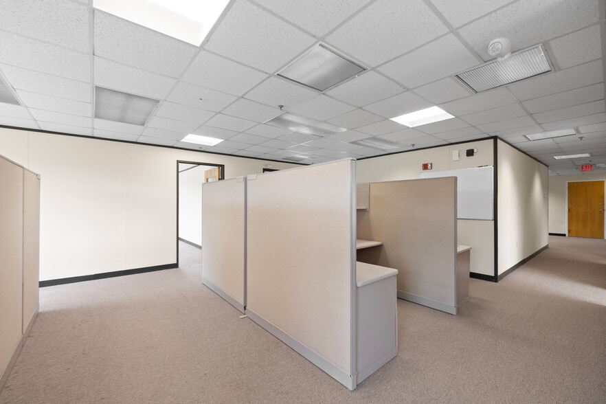 More Photos Of 1 Olde North Rd, Chelmsford Office For Lease