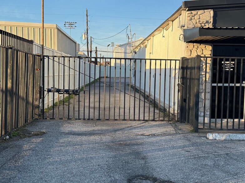 More Photos Of 5710 Star Ln, Houston Warehouse For Lease