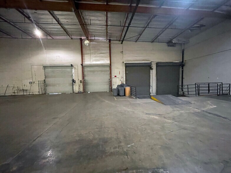 More Photos Of 5155 Goldman Ave, Moorpark Manufacturing For Lease