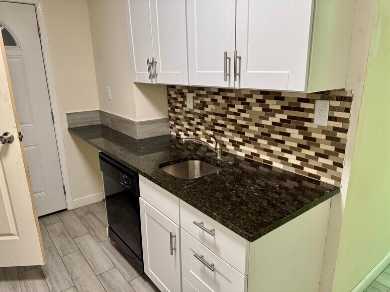 More Photos Of 11211 Ables Ln, Dallas Flex For Sale