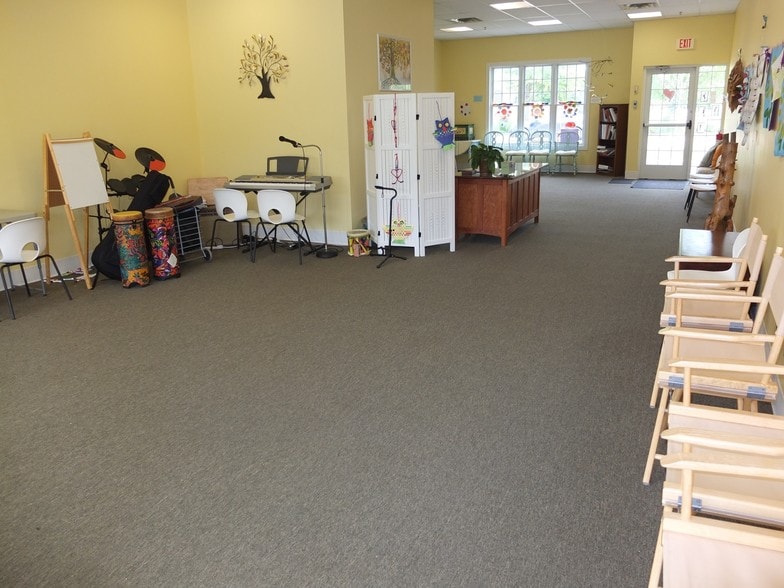 More Photos Of 105 New England Pl, Stillwater Storefront Retail Office For Lease