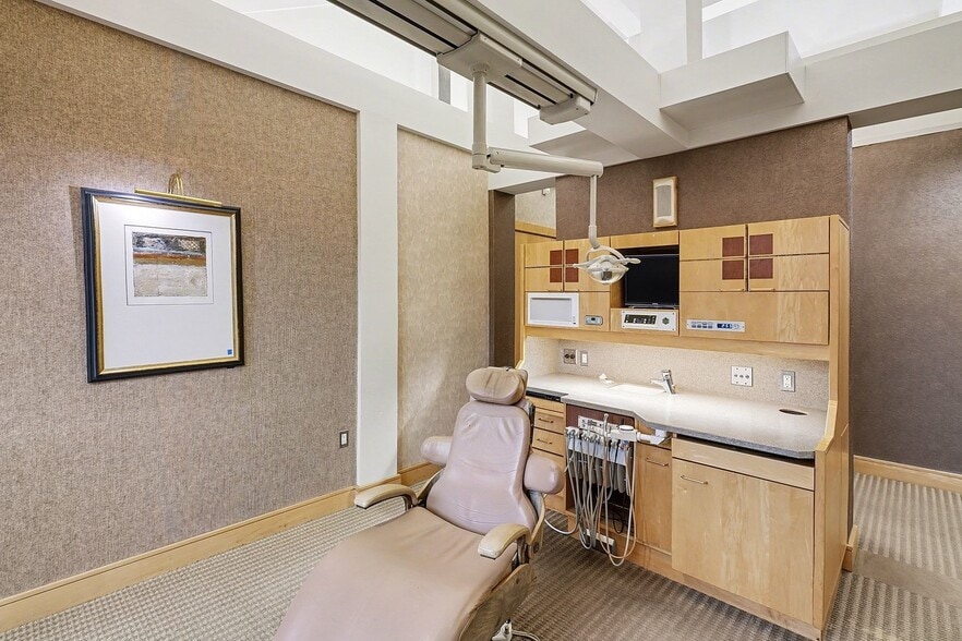 More Photos Of 15555 Silver Pky, Fenton Medical For Sale