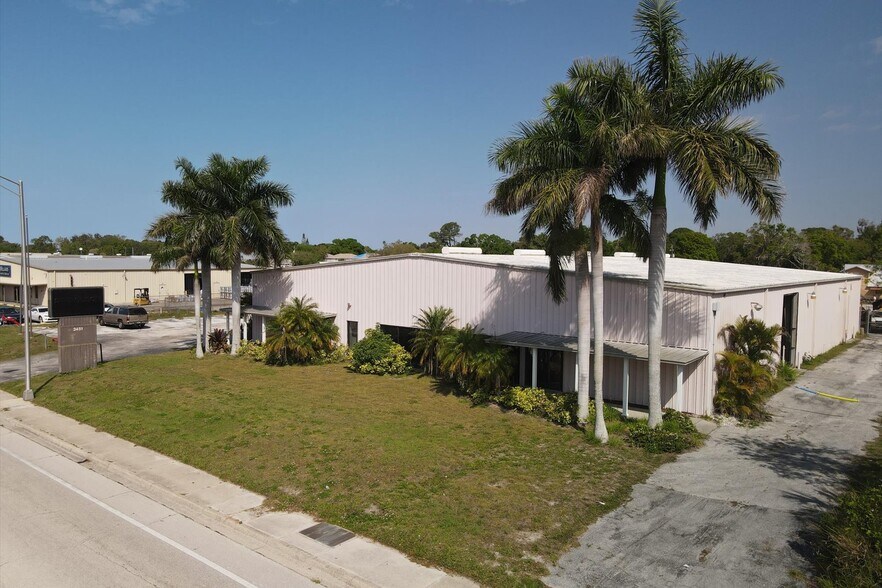 More Photos Of 2451 17th St, Sarasota Showroom For Sale