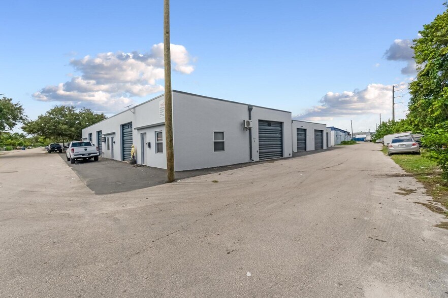 More Photos Of 201-215 SW 21st St, Fort Lauderdale Warehouse For Sale