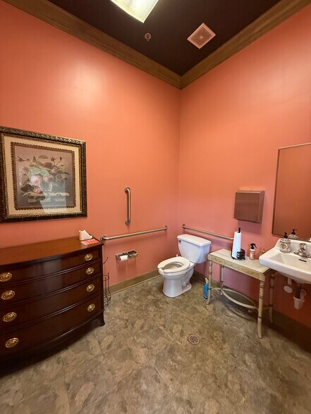 More Photos Of 207 SE Third St, Lee's Summit General Retail For Lease