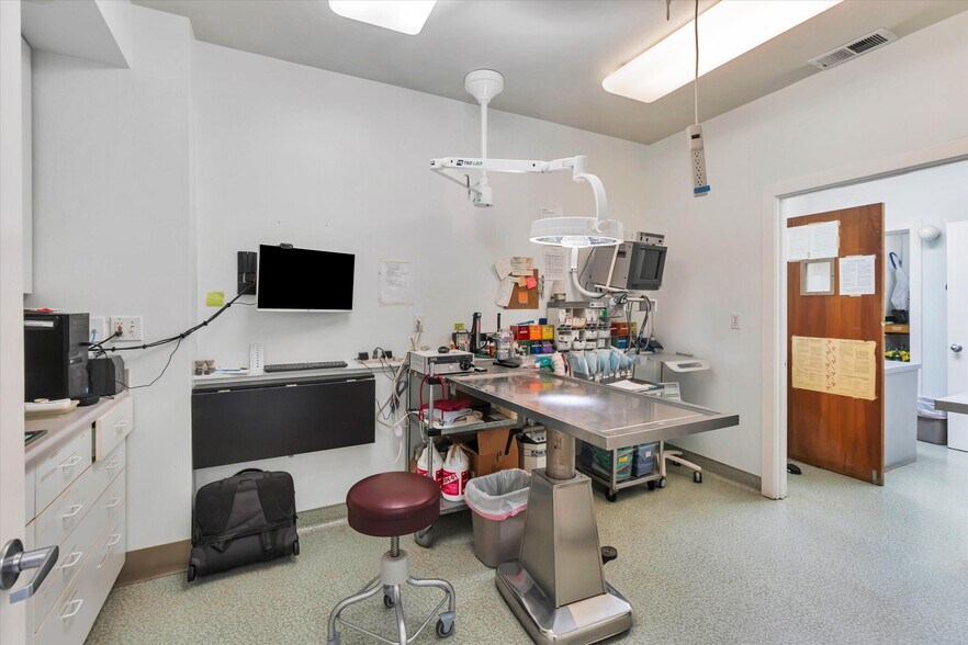 More Photos Of 2143-2145 Taraval St, San Francisco Veterinarian Kennel For Lease