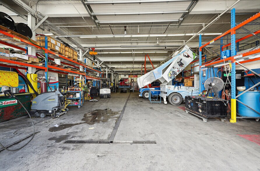 More Photos Of 1425 Boul Pitfield, Saint-Laurent Warehouse For Sale