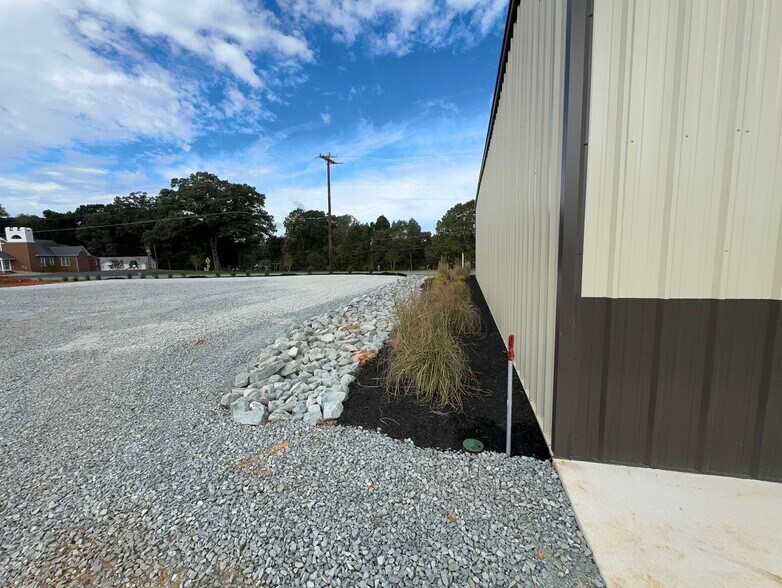 More Photos Of 160 Greenwood Dr, Burlington Warehouse For Lease