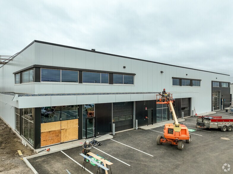 More Photos Of 510 Rue Margaret-Fraser, Québec Manufacturing For Lease